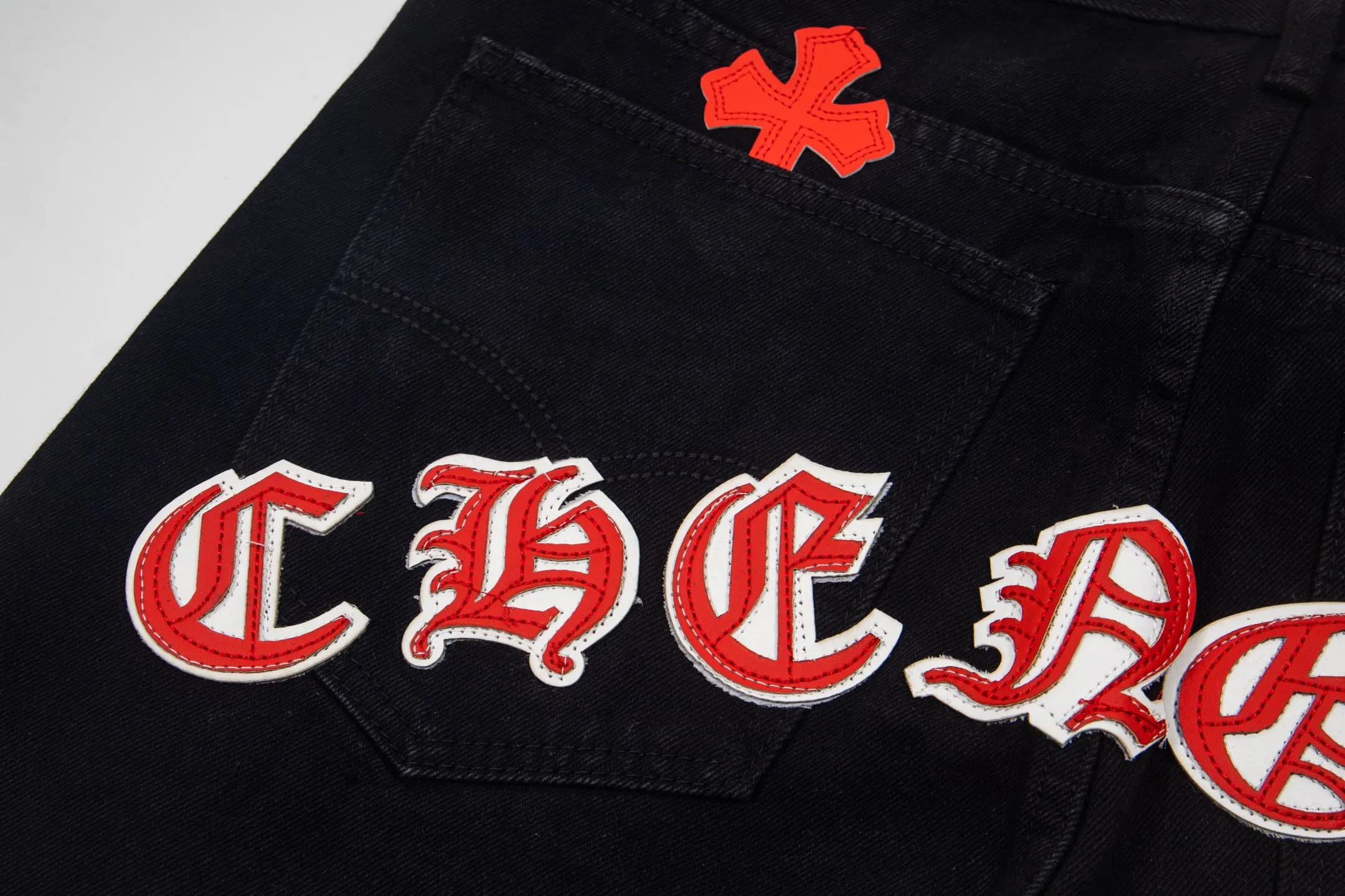 P260 Chrome Hearts Black Pants Sanskrit Red and White Patch Leather Jeans CH jeans need to be washed before being dismantled and then hand-stitched with sheepskin cross leather and then spliced ​​together. The whole piece has too many craftsmanship to explain. The patches are decorated with cross patterns and the high-waisted washed jeans! ! Absolutely high-end luxury products, god-level single products and super popular products, made with top heavy industry, a must-see magic weapon. Customized hardware. The fabric is thick and soft after washing. It has good breathability. Customized small leather label. Unique design. The details are simple and elegant, and the workmanship is exquisite. The entire trousers are neatly routed and the details are in place! It’s so cool that both men and women can easily control the genderless trend! Style number: 1872# Color: black Size: 28 30 32 34